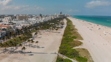 Güneşli bir günde, Florida Miami Beach manzarası ve kıyı şeridi havadan görünümü.