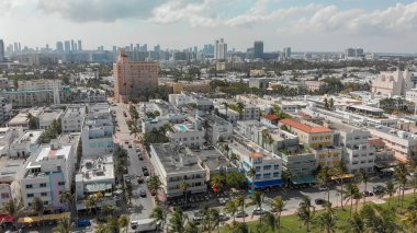 Güneşli bir günde, Florida Miami Beach manzarası ve kıyı şeridi havadan görünümü.