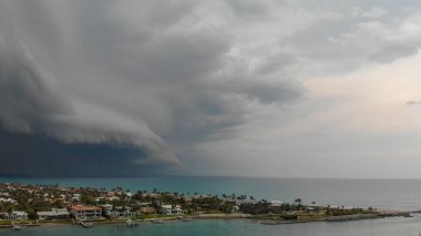 Coutryside ve fırtınalı bir günde Jüpiter, Florida Dubois Park sahil havadan görünümü.