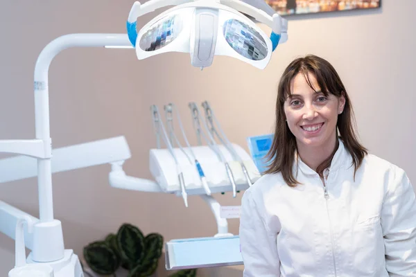Giovane Professionale Dentista Sorride Nel Suo Nuovo Studio Dentistico — Foto Stock