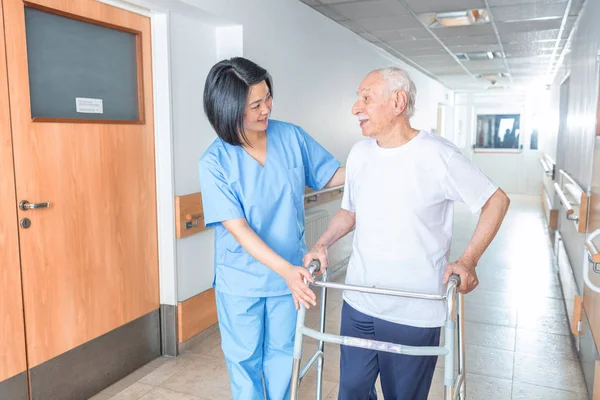Paciente Com Andarilho Sorrindo Para Enfermeira Que Ajuda Caminhar — Fotografia de Stock
