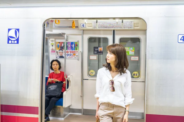 Tokyo Maio 2016 Menina Sai Trem Metrô Sistema Metrô Muito — Fotografia de Stock