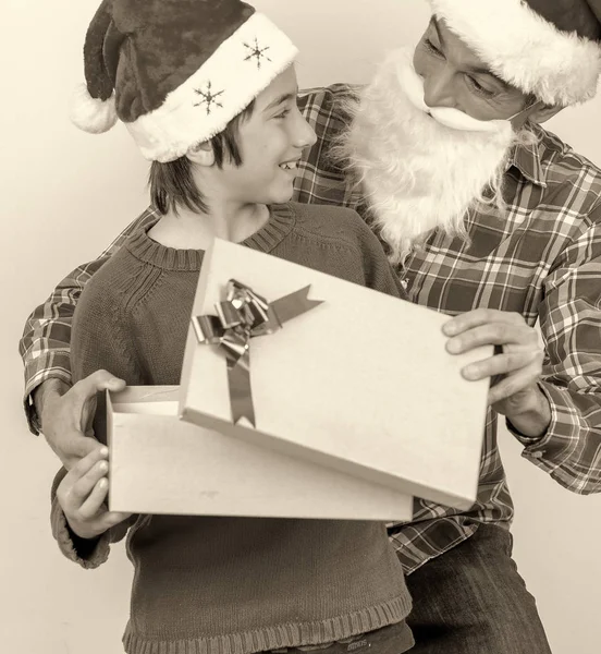 Noel Hediyeleri Baba Oğul Bakışları Mutlu Alışverişi — Stok fotoğraf