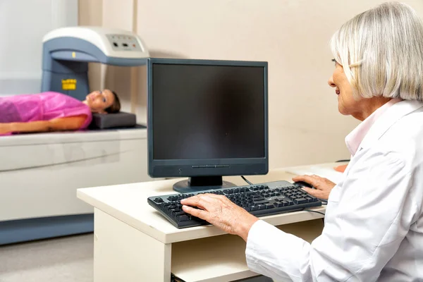 Female Doctor Making Magnetic Resonance Check — Foto Stock