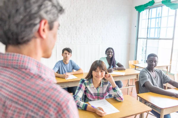 Profesor Está Explicando Sus Estudiantes Sonríen —  Fotos de Stock