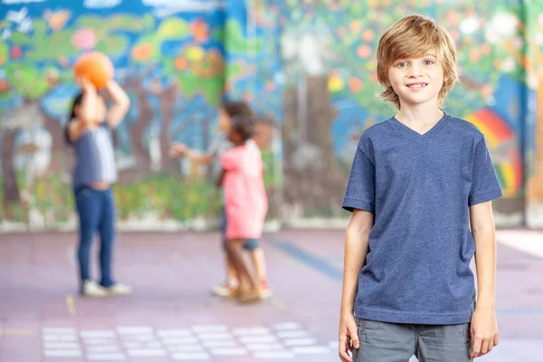 Enfant Sourit Pendant Que Ses Amis Jouent Ballon — Photo