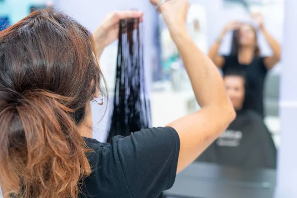 Hairdresser Trimming Black Hair Lady Scissors — Stock Photo, Image