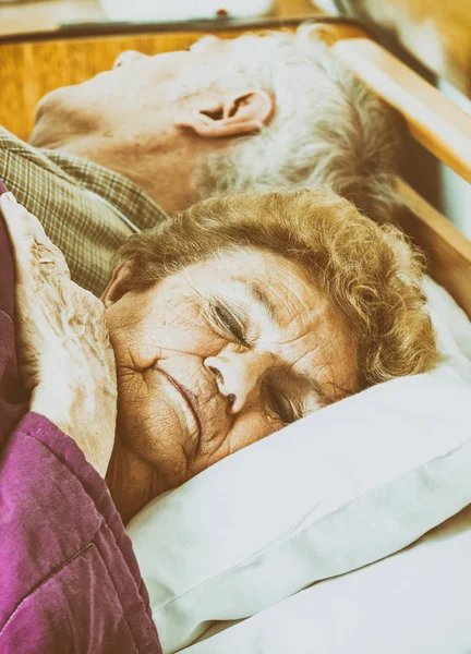 Pary Staruszków Spanie Razem — Zdjęcie stockowe