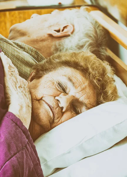 Casal Idosos Dormindo Juntos — Fotografia de Stock