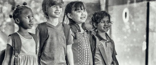 Uśmiechnięta Grupa Dzieci Przed Szkołą — Zdjęcie stockowe