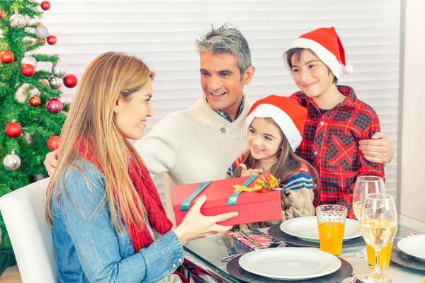 クリスマス ランチ 幸せな家族のギフトの交換 — ストック写真