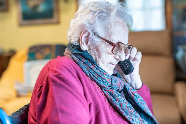 Idosa Mulher Noventa Anos Paralisada Cadeira Rodas Conversando Telefone Com — Fotografia de Stock