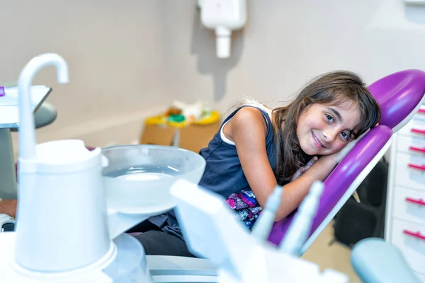 Cute Mooi Acht Jarige Meisje Wacht Tandarts Verwijderen Van Tand — Stockfoto