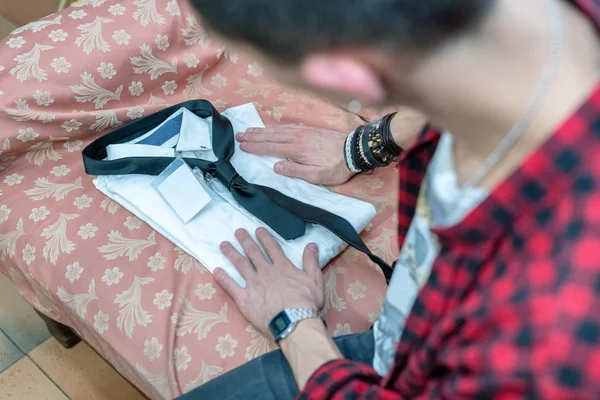 Joven Hombre Preparando Vestido Negocios Camisa Plegable Para Mañana Siguiente —  Fotos de Stock