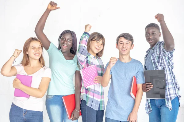 Grupo Multiétnico Caras Felizes Até Final Escola — Fotografia de Stock