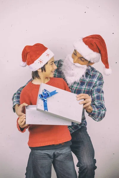 Рождественские Подарки Отец Сын Обмениваются Радостными Взглядами — стоковое фото