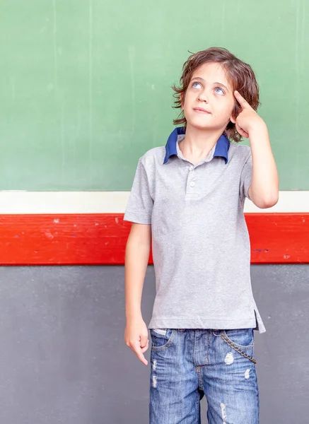 Der Rührselige Student Sucht Die Richtige Antwort — Stockfoto