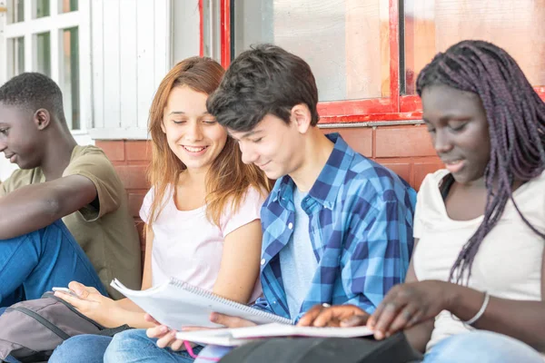 Sınıf Dışında Okuyan Çocuklar Grup — Stok fotoğraf