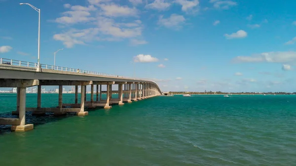 Vista Aérea Del Tráfico Largo Rickenbacker Causeway Miami Florida — Foto de Stock