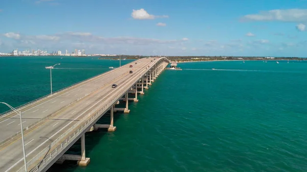 Flygfoto Över Trafiken Längs Rickenbacker Causeway Miami Florida — Stockfoto