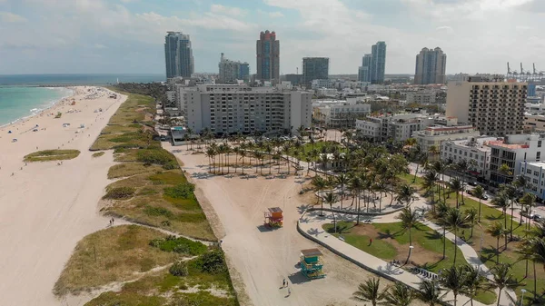 Güneşli bir günde, Florida Miami Beach manzarası ve kıyı şeridi havadan görünümü.