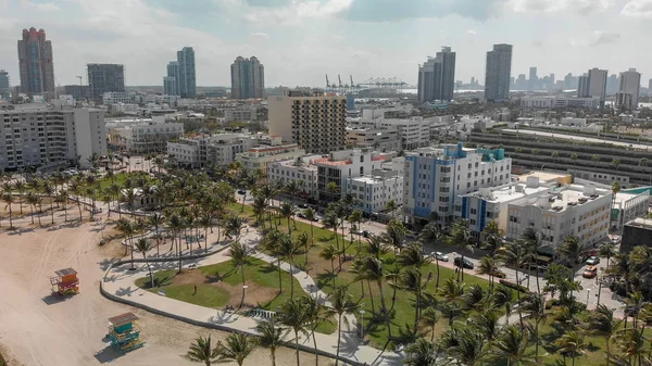 Güneşli bir günde, Florida Miami Beach manzarası ve kıyı şeridi havadan görünümü.