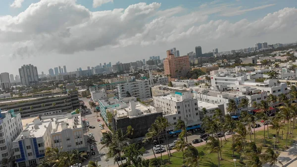 Güneşli bir günde, Florida Miami Beach manzarası ve kıyı şeridi havadan görünümü.