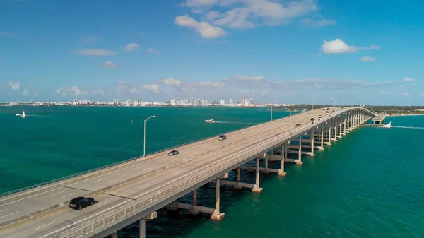 Vista Aérea Tráfego Longo Rickenbacker Causeway Miami Florida — Fotografia de Stock