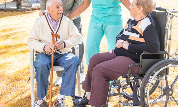 Couple Handicapé Relaxant Dans Jardin — Photo