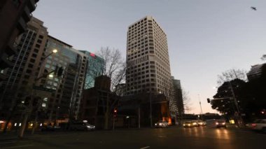 Sydney, Avustralya - 19 Ağustos 2018: Sokak görünümü gündoğumu, şehir binaların. Sydney her yıl 15 milyon kişi çekiyor