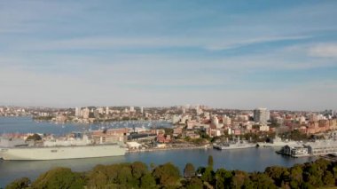 Sidney, Avustralya. Binalar ve bay ile şehir limanının havadan görünümü.