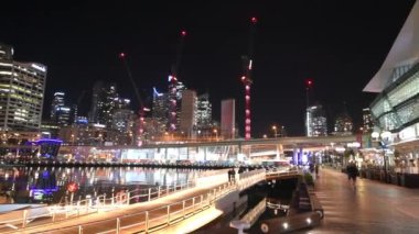 Sydney - 6 Kasım 2015: Darling Harbour panorama adlı gece. Şehrin 20 milyon insan her yıl çekiyor..