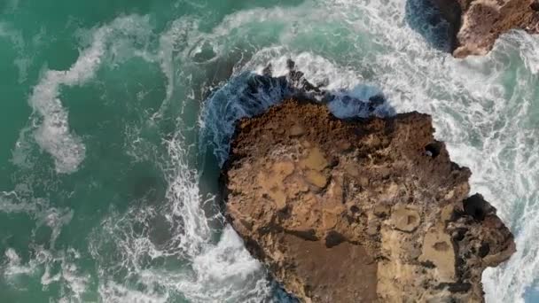 Ağır Çekim Deniz Dalgalarının Yüzey Kaya Hava Havai Görünümü Kırma — Stok video