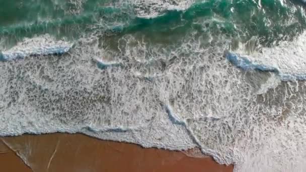 Vue aérienne des vagues océaniques 