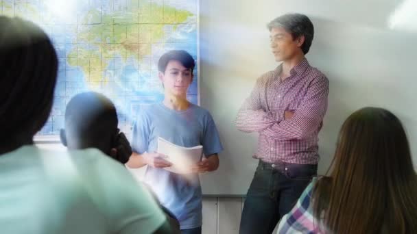 Вчитель Хлопчик Підліток Пояснює Урок Позитивним Учням Багатонаціональному Класі Підлітків — стокове відео