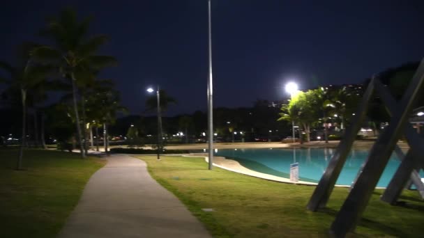 Airlie Beach Australia Agosto 2018 Piscina Pubblica Parco Notturno Airlie — Video Stock