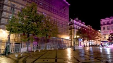 Lisbon, Portekiz - Kasım 2018: Luis De Camoes Meydanı'nda gece. Lizbon her yıl 3 milyon turist çeken