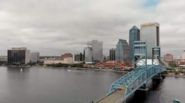 Jacksonville, Fl - 8 Nisan 2018: Panoramik hava şehir manzaralı nehirden. Önemli bir cazibe Florida şehridir.