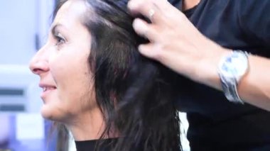 Portre Kuaför Güzellik Salonu 40 kadın için saç modeli yapar.
