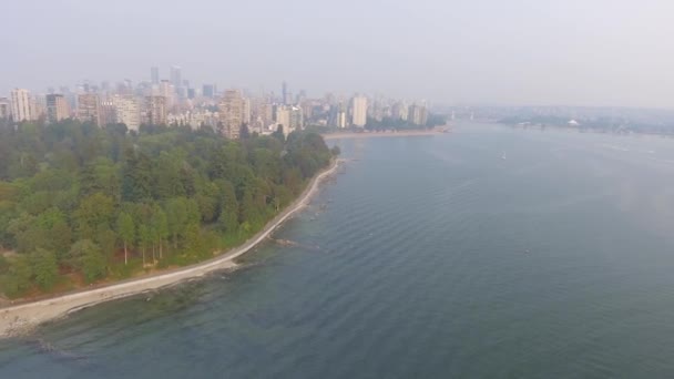 Flygfoto Över Stanley Park Med Vancouver Skyline Kanada — Stockvideo