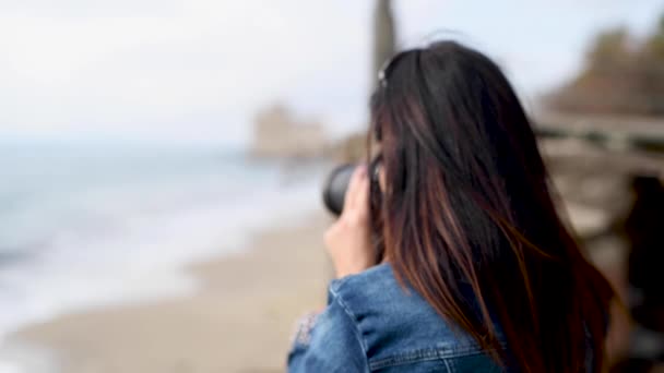 Fotografo Femminile Sulla Spiaggia Azione Sfocata Sfocata — Video Stock