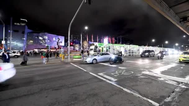 Мельбурн Вересня 2018 Swanston Вулиці Вночі Туристів Дощем Місто Приваблює — стокове відео