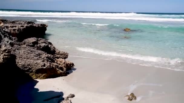 Rustige Beelden Van Prachtige Rotsachtige Zee Kust Zomervakantie Concept — Stockvideo