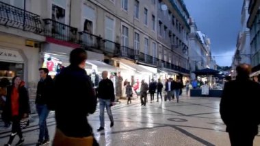 Lisbon, Portekiz - Kasım 2018: Turistler ve yerliler için Rua Augusta içinde gün batımında. Lizbon her yıl 3 milyon turist çeken