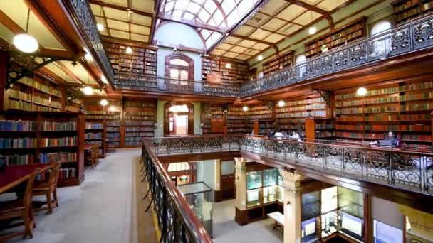 澳大利亚阿德莱德 2018年11月 南澳大利亚公共国家图书馆内部 有成排的书架 — 图库视频影像