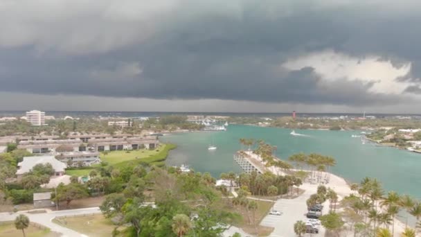 けっこう ジュピター フロリダ州に嵐の日にデュボア パークから海岸線の空中写真 — ストック動画