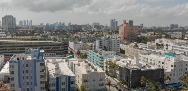 Güneşli bir günde, Florida Miami Beach manzarası ve kıyı şeridi havadan görünümü.