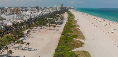 Güneşli bir günde, Florida Miami Beach manzarası ve kıyı şeridi havadan görünümü.