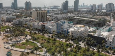 Güneşli bir günde, Florida Miami Beach manzarası ve kıyı şeridi havadan görünümü.