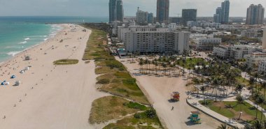 Güneşli bir günde, Florida Miami Beach manzarası ve kıyı şeridi havadan görünümü.